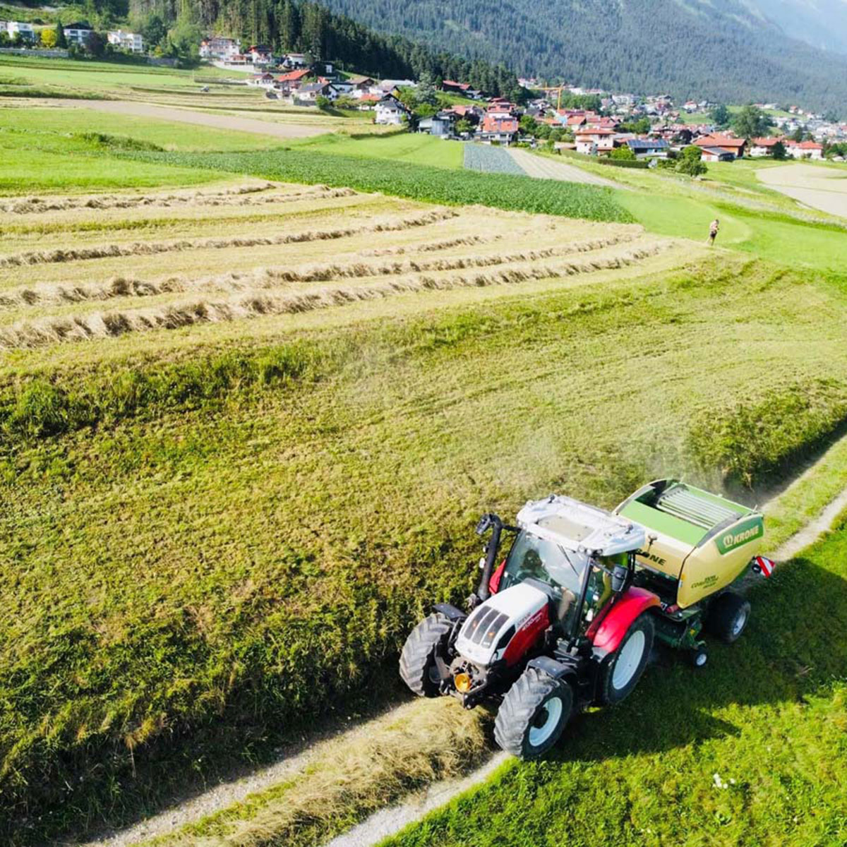 Arbeiten am Feld mit Traktor