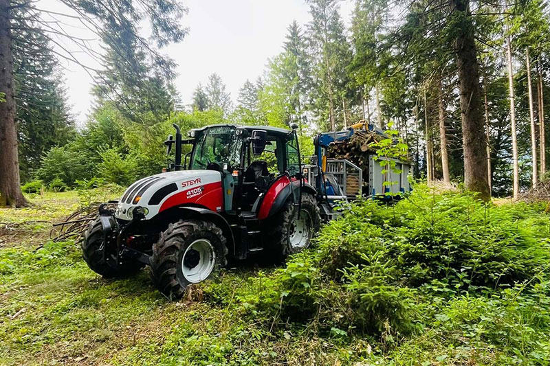 Forstservice mit Traktor in Tirol